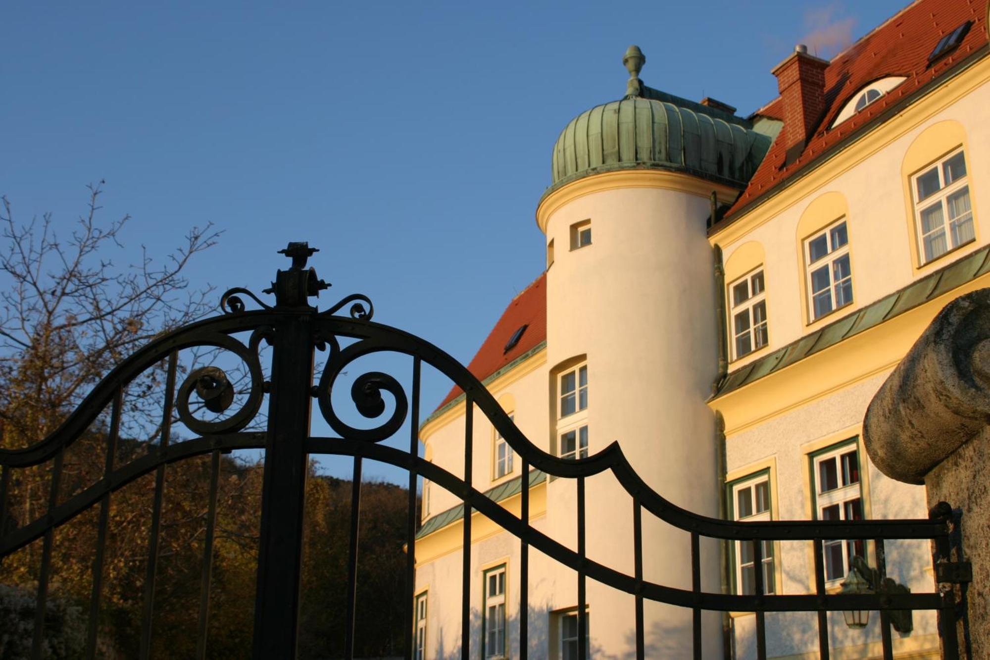 Schloss Gumpoldskirchen Hotel Exterior photo